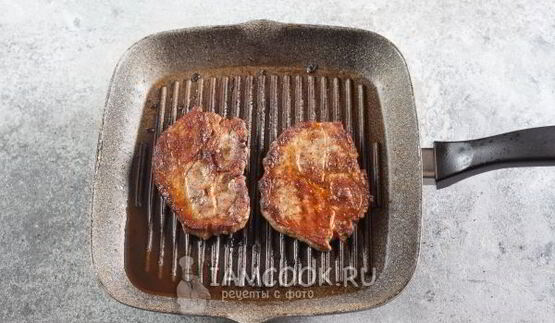 стейк из свинины на сковороде гриль