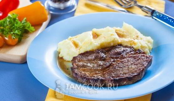 стейк из свинины на сковороде гриль