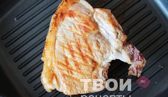 стейк из свинины на сковороде