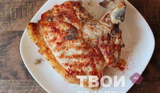 стейк из свинины на сковороде