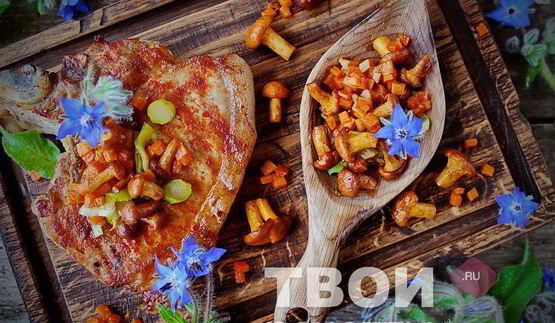 стейк из свинины на сковороде