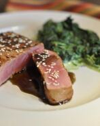 Стейк из тунца в гранатовом соусе со шпинатом