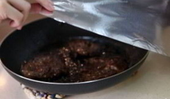 стейк на сковороде