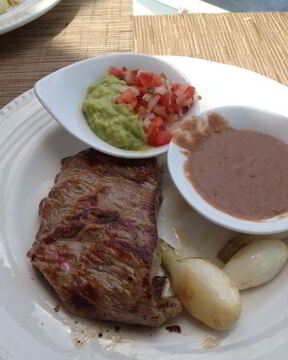 Стейк с гуакамоле