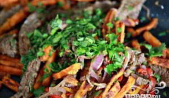 стейк со сладким картофелем и соусом из петрушки