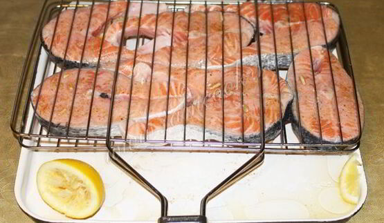 стейки из семги на углях