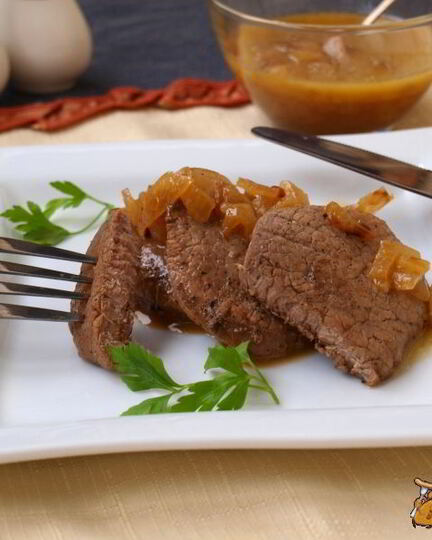 Рецепт стейков из свинины с луковым соусом