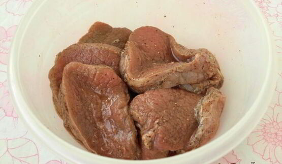 стейки из свинины с луковым соусом