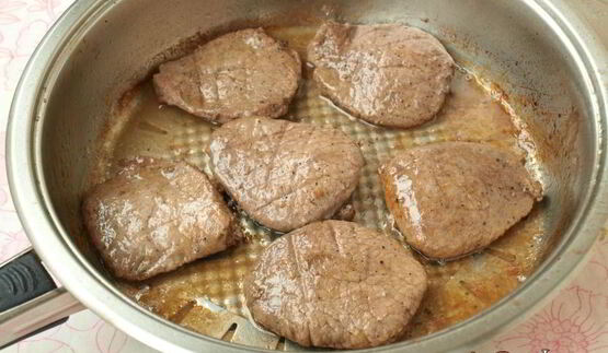 стейки из свинины с луковым соусом