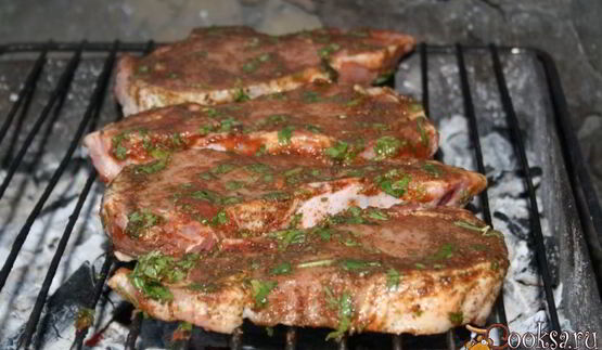 стейки из свиной корейки в томатном маринаде