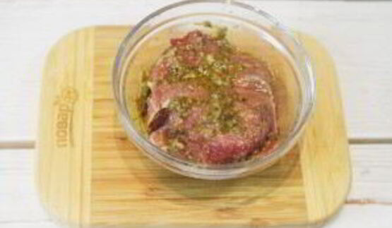 стейки с соусом адобо