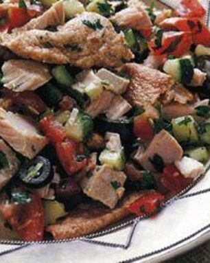 Тунисский фатуш со стейком из тунца