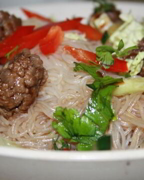 Фунчоза с говяжьими тефтельками и овощами