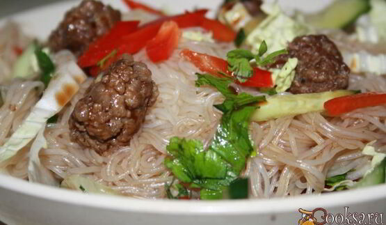 фунчоза с говяжьими тефтельками и овощами