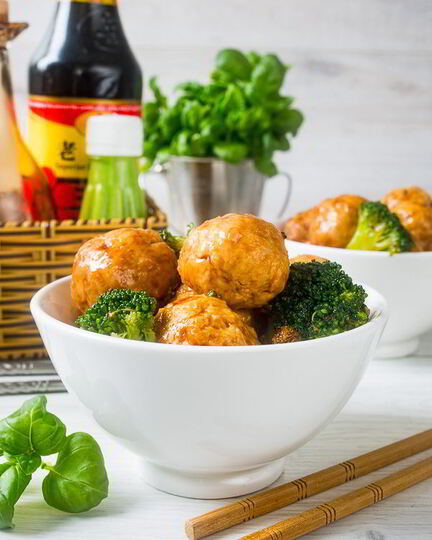 Рецепт куриных тефтелей с брокколи в китайском стиле