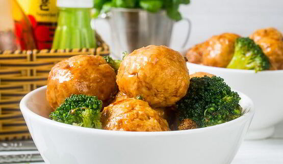 куриные тефтели с брокколи в китайском стиле