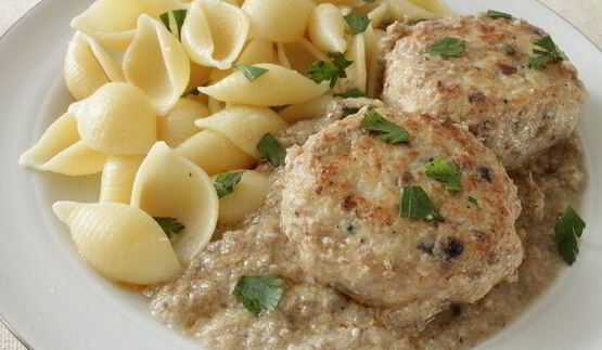 куриные тефтели в пикантном грибном соусе