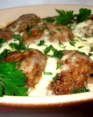 Мясные тефтели под сливочно-молочным соусом