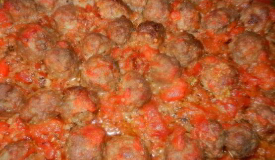 мясные тефтели с сыром на помидорной подушке