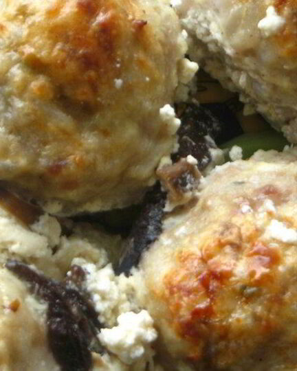 Рецепт нежнейших тефтелей с овощами под сметанно-грибным соусом