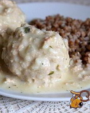 Тефтели-ежики из семги в сметанном соусе