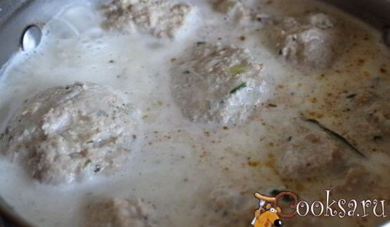 тефтели-ежики из семги в сметанном соусе