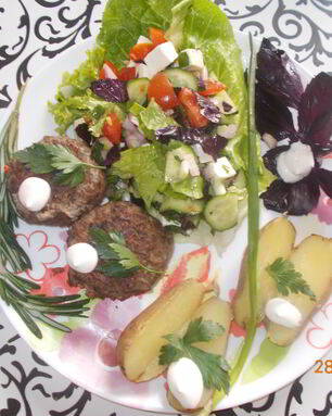 Тефтели из красного риса, запеченные в духовке