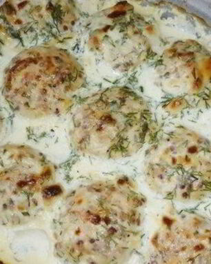 Тефтели из курицы и гречки в соусе