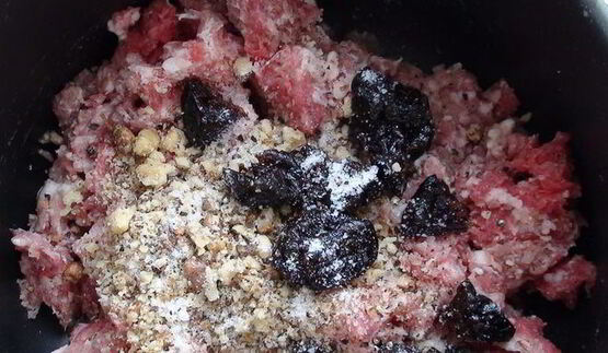 тефтели с черносливом и грецкими орехами