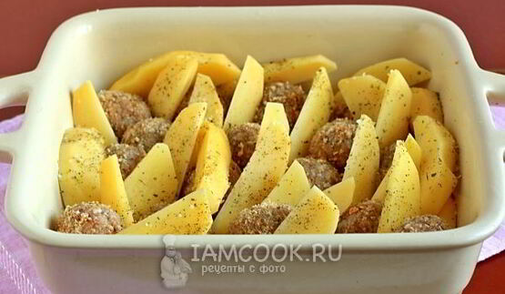 тефтели с картошкой в соусе в духовке