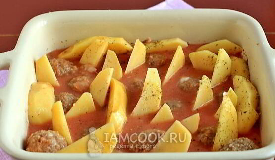 тефтели с картошкой в соусе в духовке