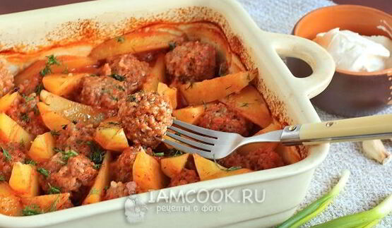 тефтели с картошкой в соусе в духовке