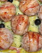 Тефтели с маслинами, запеченные в беконе