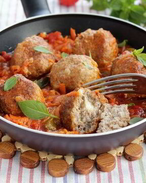 Тефтели с моцареллой в томатно-овощном соусе