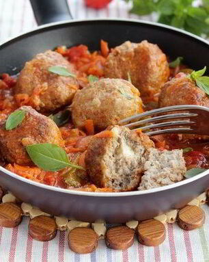 Тефтели с моцареллой в томатно-овощном соусе