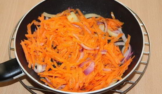 тефтели с моцареллой в томатно-овощном соусе