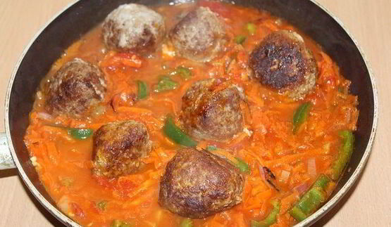 тефтели с моцареллой в томатно-овощном соусе