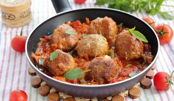 тефтели с моцареллой в томатно-овощном соусе