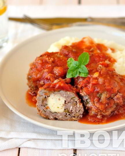 Рецепт тефтелей с сырной начинкой в томатном соусе