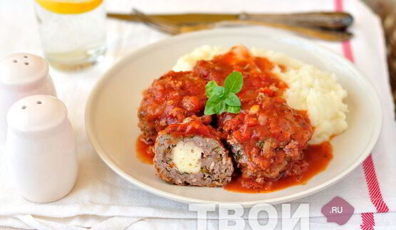 тефтели с сырной начинкой в томатном соусе