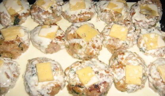 тефтели со шпинатом под йогуртно-сливочным соусом