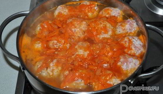 тефтели, тушенные с картофелем