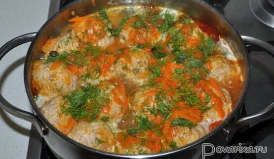 тефтели, тушенные с картофелем