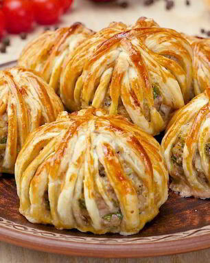 Тефтели в слоеном тесте