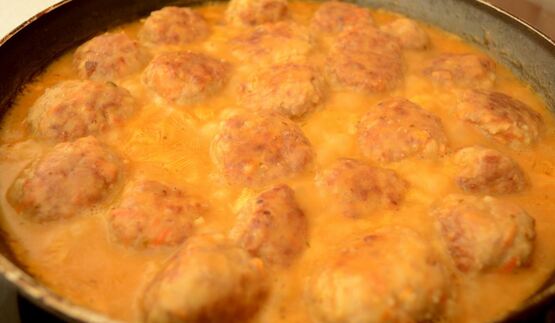 тефтели в сметанно томатном соусе на сковороде