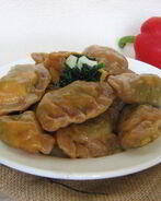 Красные вареники со шпинатом и яйцом