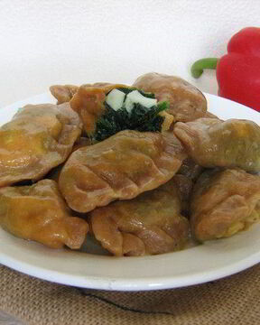 Красные вареники со шпинатом и яйцом