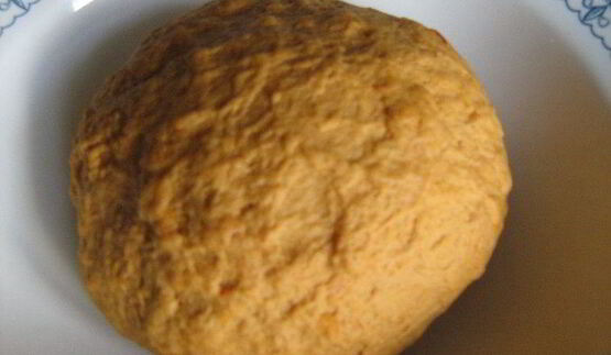 красные вареники со шпинатом и яйцом