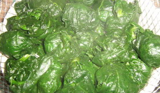 красные вареники со шпинатом и яйцом