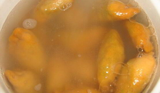 красные вареники со шпинатом и яйцом